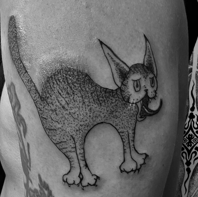AGGRESSIVE CAT UPPER ARM TATTOO