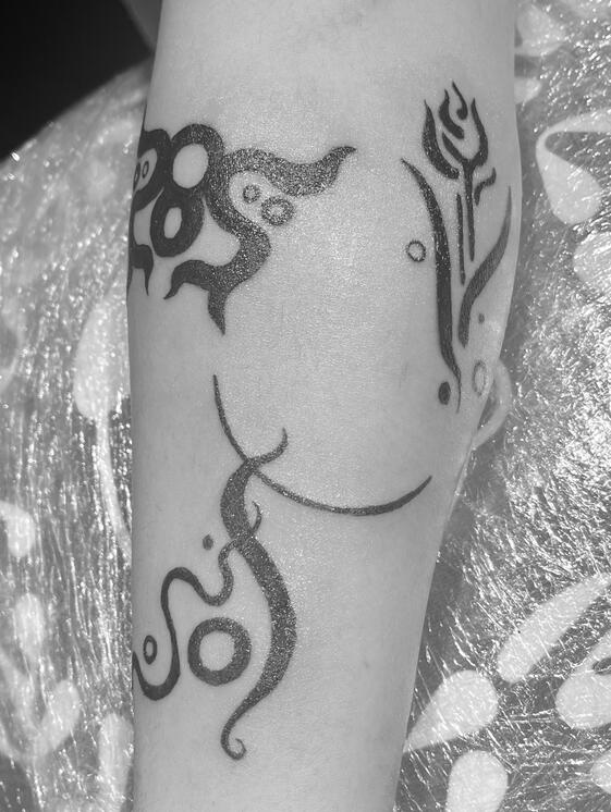CURVE LINES DESIGN FOREARM TATTOO